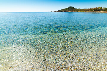 Obraz premium Clear water and pebbles in a beach in springtime