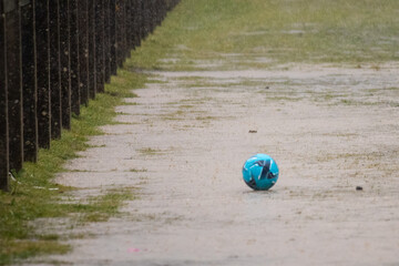 foot sous la pluie