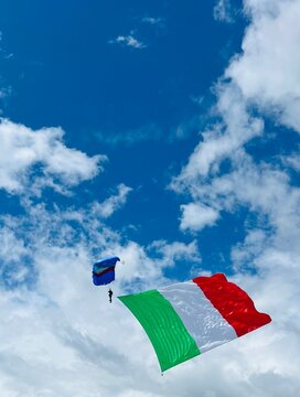 paracadutista tiene in mano la bandiera tricolore italiana