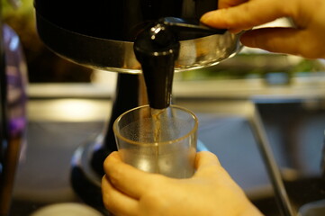 음료수를 컵에 담는 모습을 확대한 이미지