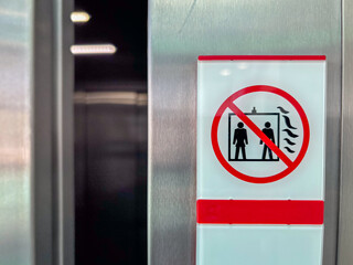 Sicherheitswarnschild an einem Fahrstuhl