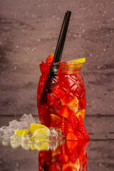 Cocktail analcolico alla frutta con fragole, ghiaccio e lime servito in un cocktail bar