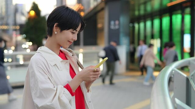 街でスマホを使う女性