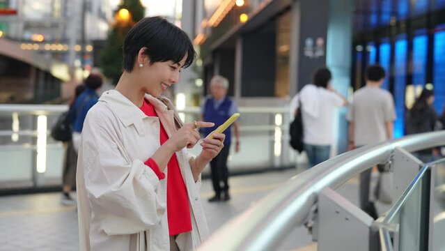 街でスマホを使う女性