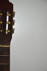 Dettaglio chitarra acustica classica per studenti
