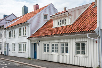 Casas de madera en el centro urbano de la ciudad de Kristiansand de Noruega