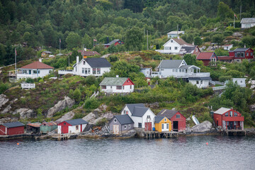 Cabañas y casas de madera a orillas de los fiordos noruegos