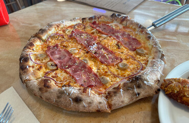 화덕에 구운 베이컨 피자