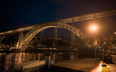 Fototapeta premium Twilight view of the iconic Don Luis I bridge in Porto, Portugal over the Douro river