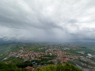 Obraz premium panorama San Marino w pochmurny dzień