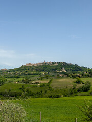 Pienza, zabytkowe miasteczko na wzgórzu, wiele takich miejsc do odwiedzenia w Toskanii © Kamil_k2p
