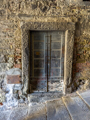 stare drewniane drzwi do kamiennej kamienicy