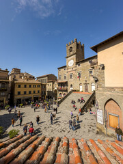 Naklejka premium główny rynek i katedra w Cortonie, małym miasteczku w Toskanii we Włoszech
