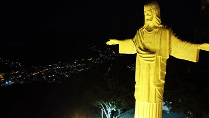 Cristo Redentor de itaperuna-RJ. Imagem noturna. Av. Cardoso Moreira. @dronecidade