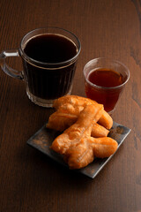 Hot black coffee and hot Chinese tea Eat with fried dough snacks.