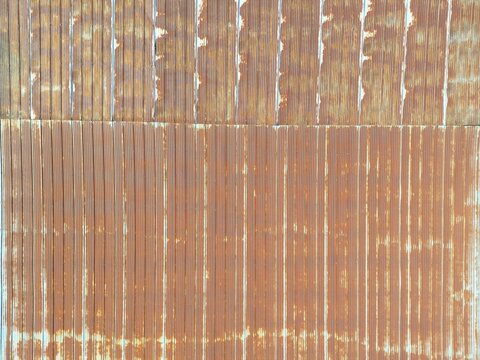 texture of rusty corrugated sheets - texture de toles ondul&eacute;es rouill&eacute;es
