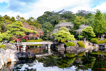 日本庭園の秋景色と城の背景日本庭園の秋景色と城の背景