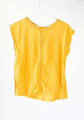 Blusa amarilla en percha