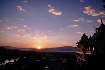 Obraz premium Sunset in Thaton temple