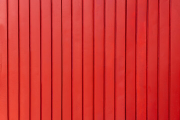 Fondo rojo, pared roja, líneas verticales.