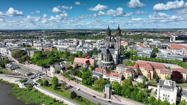 Luftaufnahme von Magdeburg mit dem Fluss Elbe und Dom in Sachsen-Anhalt, Deutschland