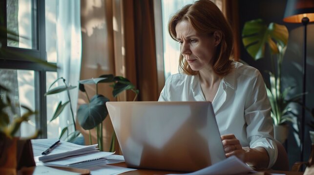Terapista donna lavora al laptop nel suo studio