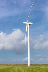 Groene energie opgewekt door een windmolen of windturbine als alternatieve energiebron