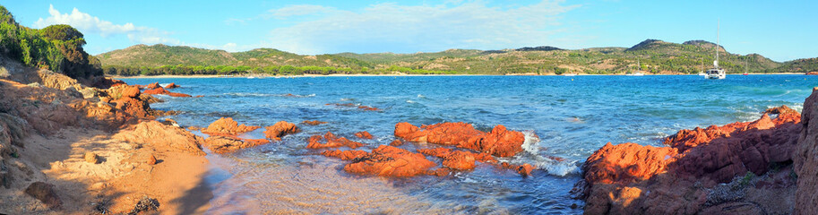 Rondinara Bay, in the Bouches de Bonifacio nature reserve in Corsica, is considered one of the most beautiful bays in Europe for good reasons: shell shape, fine sand, turquoise waters, colorful rocks