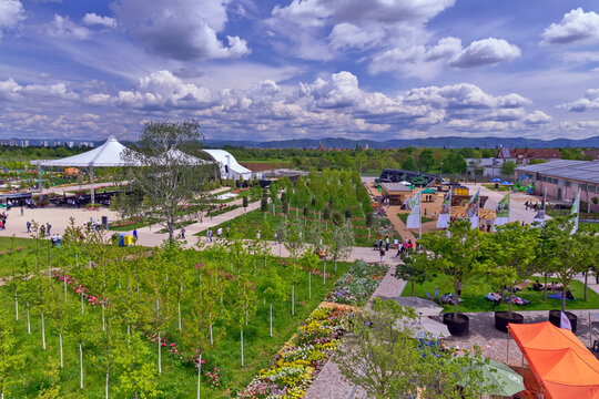 Blick vom Aussichtsturm im Spinelli-Park auf das Spinelli BUGA-Gelaende, Bundesgartenschau 2023 in der Universit&Atilde;&curren;tsstadt Mannheim in der Kurpfalz in Baden-Wuerttemberg, Deutschland, Europa