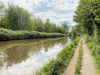 Fototapeta premium A view of the Shropshire Union Canal near Ellesmere on a sunny day 