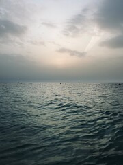 Obraz premium cloudy seascape, sea horizon, azure sea surface