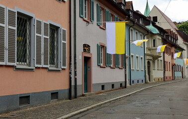 Herrenstraße in Freiburg mit Flaggen
