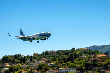 Passagierflugzeug im Landeanflug auf den Flughafen in Korfu