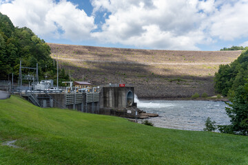 Summersville Dam, rock-fill dam on the Gauley River, south of Summersville, West Virginia....