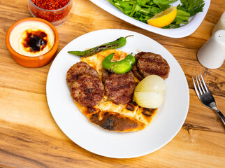 Grilled meatballs, kofte, served with fresh vegetables and pita bread.