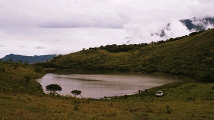 hermoso lago en medio de la montaña 