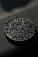 Reverso de la moneda de 50 pesos mexicana del año 1984 con la figura de Coyolxauhqui