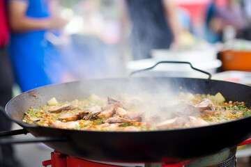  Sizzling Street Food Delicacy: Shrimp and Vegetable Paella