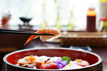 식탁 위에 있는 새우 초밥을 확대한 모습
