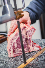 Carnicero cortando costeleta de carne argentina, corte fino para comida cacera del hogar