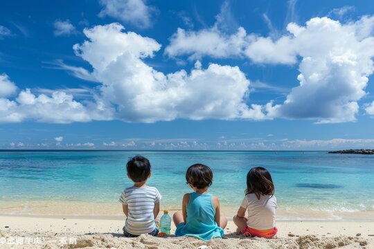 海を見ている日本人の子供の後ろ姿（夏休み・海遊び・水遊び）