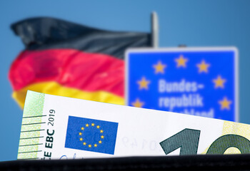 Flagge von Deutschland, Geldbörse und Euro Banknote