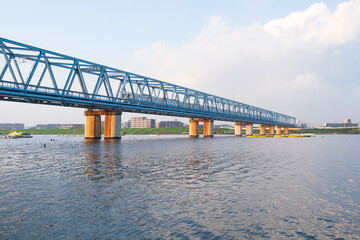 Fototapeta premium 夕暮れの橋梁を走る列車