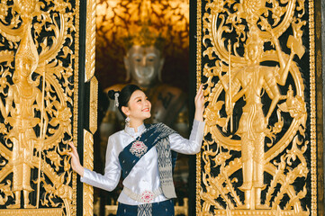 Obraz premium Lao girls dress in traditional Lao clothes. Beautiful Lao girl in Lao dress Asian woman wearing traditional Lao culture