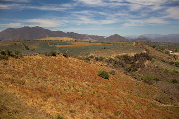PAISAJE &Aacute;RIDO CON MONTA&Ntilde;AS Y CIELO AZUL DE D&Iacute;A