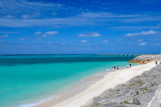 17エンドの進入灯橋とターコイズブルーの海｜宮古島の宮古ブルーが広がる絶景03/Long pier structure stretching across turquoise sea near Shimojishima Airport in Miyakojima, Okinawa Japan, the famous Miyako blue ocean03