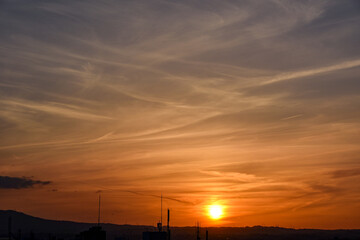 夕焼けに染まる空と奈良の風景
