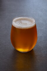 きめ細かい泡が立った、よく冷えたビールのグラス
