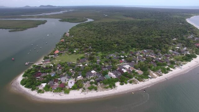 Ilha das Pe&ccedil;as, Ba&iacute;a de Paranagu&aacute;, Paran&aacute;, Brazil