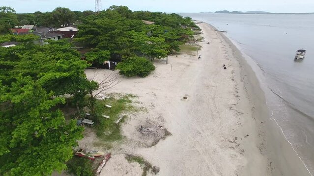 Praia da Ilha das Pe&ccedil;as - Paranagu&aacute;, Paran&aacute;, Brazil